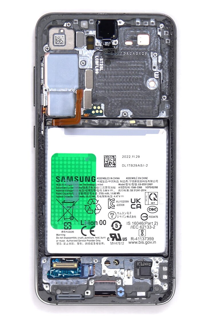 Auch im kleinen Samsung Galaxy S23 findet man jetzt endlich Pull-Tabs um den Akku leicht aus dem Gehäuse zu entfernen.
