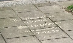 Huawei wirbt vor Apple und Samsung Store