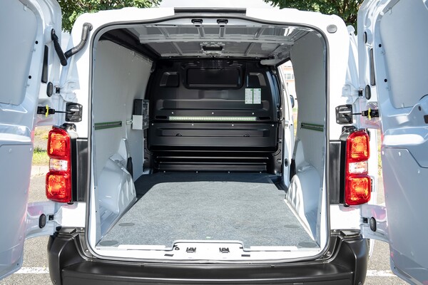 Der Aufpreis für die große 69-kWh-Batterie mit 352 Kilometern Reichweite und serienmäßigem 100-kW-Schnellladen liegt bei 5.950 Euro inkl. MwSt.