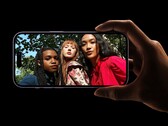 Das iPhone 14 Pro besitzt eine brandneue Selfie-Kamera mit Autofokus und größerer Blende. (Bild: Apple)