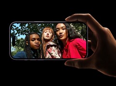 Das iPhone 14 Pro besitzt eine brandneue Selfie-Kamera mit Autofokus und größerer Blende. (Bild: Apple)