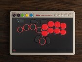 Der neue 8BitDo Arcade Controller Pro besitzt ein eingebautes Display samt integrierter Ultimate Software