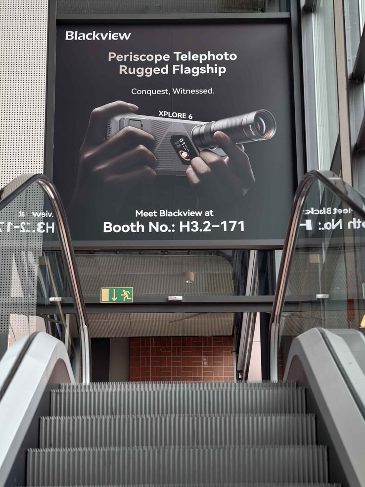 Auf der IFA 2026 wird das Blackview-Phone mit Telekonverter gut sichtbar beworben.