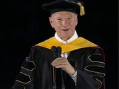 Googles Ex-CEO Eric Schmidt bei seiner Ansprache vor Studenten während der Abschlussfeier 2026 der University of Arizona (Screenshot)
