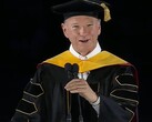 Googles Ex-CEO Eric Schmidt bei seiner Ansprache vor Studenten während der Abschlussfeier 2026 der University of Arizona (Screenshot)