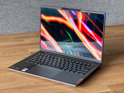 Lenovo IdeaPad Pro 5 14AHP9 Laptop im Test - Starkes Subnotebook mit Ryzen 8000 und 120-Hz-OLED