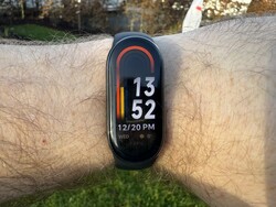 Xiaomi Smart Band 8 im Sonnenschein