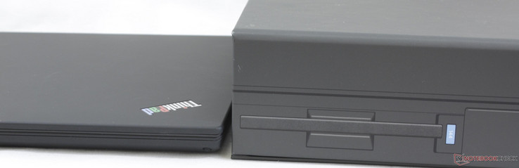 Das ThinkPad 25 (2017) neben einem 1:1-Modell des ThinkPad 700C (1992)