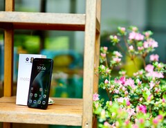 Das Motorola Moto G87 bietet Lautsprecher mit viel Schalldruck, aber mäßigem Klang.