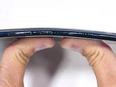 Leicht flexibel beim Bendtest aber hoffentlich kein echter Schaden: Das Nokia 9 im Duarbility-Test.