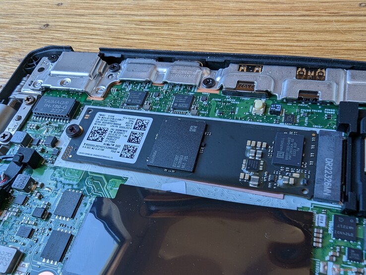 Nur ein M.2 2280 PCIe4 x4 Steckplatz. Kein Heatspreader enthalten.