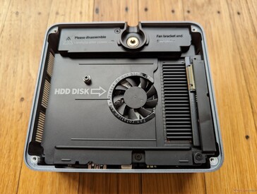 Durch Entfernen der Unterseite sieht man einen zweiten M.2-SSD-Slot und den 35-mm-Lüfter