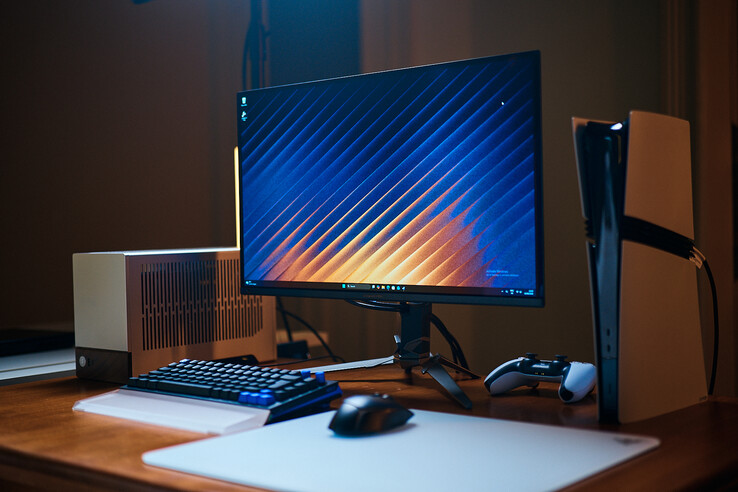 Acer Predator X27U W3 E-Sports-Monitor Nahaufnahme auf einem Schreibtisch mit Gaming-Maus und Tastatur.
