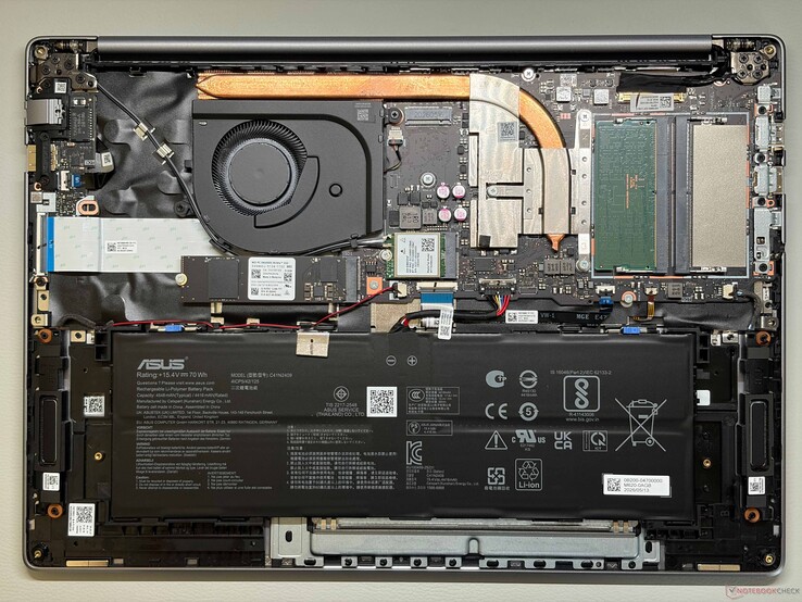 Asus ExpertBook PM5605 zum Vergleich. Geringfügige Unterschiede bei den SODIMM- und Akkukapazitäten zwischen den beiden Modellen trotz ihres ähnlichen äußeren Designs