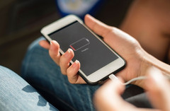 Regelmäßig über Nacht das Smartphone zu laden, schadet der Batterie, sagen Experten.