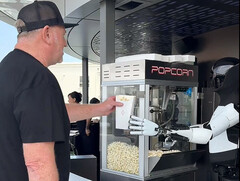 Optimus Roboter serviert Popcorn im Tesla Diner. (Bildquelle: Tesla Club-SoCal/X)