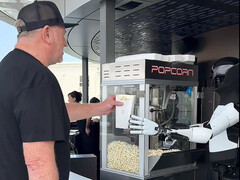 Optimus Roboter serviert Popcorn im Tesla Diner. (Bildquelle: Tesla Club-SoCal/X)