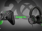 Microsoft präsentiert einen Controller und ein Headset in der "20th Anniversary Special Edition". (Bild: Microsoft)