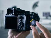 Die neuen CFexpress Typ-A-Speicherkarten sollen trotz der kompakten Größe besonders schnell und robust sein. (Bild: Sony)