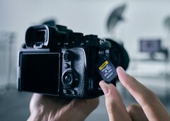 Die neuen CFexpress Typ-A-Speicherkarten sollen trotz der kompakten Größe besonders schnell und robust sein. (Bild: Sony)