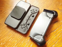 Der Abxylute M6 Bluetooth-Controller verfügt über einen abnehmbaren Griff.