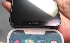 Deutlich kleinere Notch im iPhone 13 Pro-Mockup im Vergleich zu einem echten Apple iPhone 12 Pro. (Bild: Macotakara)