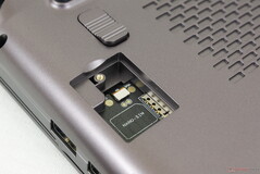 Benutzer können eine Nano-SIM-Karte über eine leicht zu entfernende Klappe an der Unterseite einlegen
