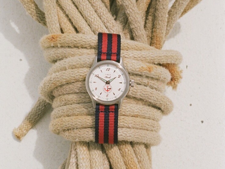 Noah x Timex MK1 Anchor mit silberfarbenem 36-mm-Gehäuse, weißem Zifferblatt, Anker-Motiv und marineblau-rot gestreiftem Textilarmband