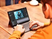 Der OneXPlayer X1 wird mit der Tastaturhülle zum Mini-Laptop. (Bild: OneXPlayer)