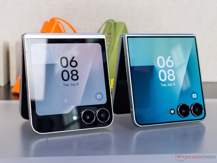 Das Samsung Galaxy Z Flip7 FE (links) besitzt ein kleineres Zweitdisplay als das Galaxy Z Flip7 (rechts).