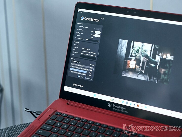 Wir beobachten ein Snapdragon X Elite Testsystem von Qualcomm beim Cinebench-Run.