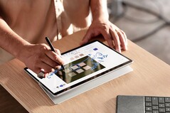 Das Microsoft Surface Pro X setzt auf Windows 11 on ARM, sodass das Tablet ohne Lüfter auskommt. (Bild: Microsoft)