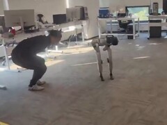 Im Rahmen eines Teleoperations-Trainings hat der Unitree G1 die Bewegungen seines Trainiers offenbar fehlinterpretiert und diesem einen Tritt zwischen die Beine verpasst. (Bildquelle: Wes via X / ehemals Twitter)