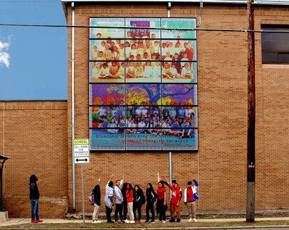Wandbild mit Solarpanels, das die Geschichte der Gemeinde feiert, in Zusammenarbeit mit der JT Brackenridge Elementary School (Künstlerin: Adriana Garcia, Foto Antonia Padilla)