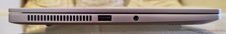 Links: Abluftöffnungen, USB 2.0, Combo-Audio-Buchse