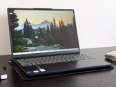 Das Lenovo IdeaPad Slim 3 15ARP10 ist äußerlich baugleich mit dem hier abgebildeten Intel-Schwestermodell. (Bild: Allen Ngo)