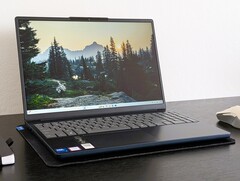 Das Lenovo IdeaPad Slim 3 15ARP10 ist äußerlich baugleich mit dem hier abgebildeten Intel-Schwestermodell. (Bild: Allen Ngo)