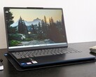 Das Lenovo IdeaPad Slim 3 15ARP10 ist äußerlich baugleich mit dem hier abgebildeten Intel-Schwestermodell. (Bild: Allen Ngo)