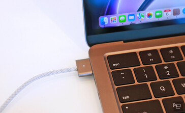 Apple 2022 MacBook Air Polarstern-Farbe Hands-On (Bild: Engadget)