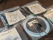 Kabel und Schläuche sind beschriftet, eine gedruckte Anleitung liegt bei