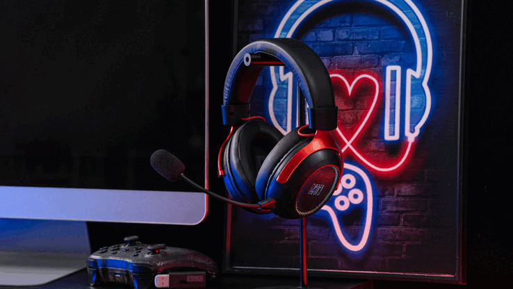 Das Headset bietet eine individuell anpassbare RGB-Beleuchtung und eine Akkulaufzeit von bis zu 70 Stunden ohne Beleuchtung.