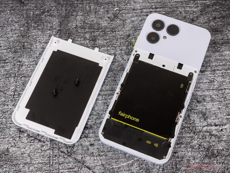 Der Akku des Fairphone 6 kann in wenigen Handgriffen getauscht werden.