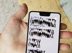 Das Pixel 3 XL zeigt sich als Prototyp: Kinn und insbesondere die Notch sind recht groß geraten.