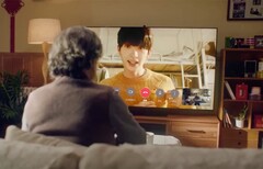 Huawei bewirbt vor allem die Kamera der Vision S Smart TVs, da es so einfacher sein soll, mit anderen Menschen in Kontakt zu bleiben. (Bild: Huawei)