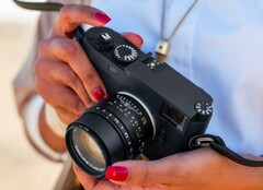 Die Leica M11 Monochrom verzichtet komplett auf Farbakzente oder Leica-Logo. (Bild: LeicaRumors)