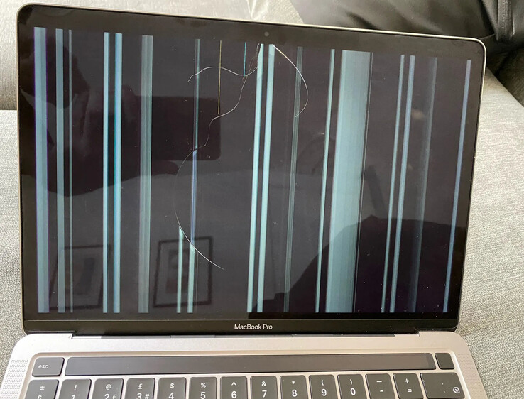 Die betroffenen MacBooks werden duch die Display-Brüche praktisch unbrauchbar. (Bild: 9to5Mac)