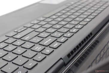 Die Lüfterausgänge verbergen sich zwischen Basis und Displaydeckel