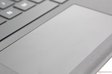 Das Feedback des ClickPads ist deutlich, dumpf und laut. Die kleine Fläche bietet wenig Platz für Multitouch-Gesten