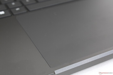 Das Precision-Glass-Touchpad ist  50 Prozent größer als beim Blade 17