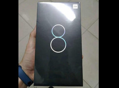 Die Glückszahl für Xiaomi ist auch auf der Verpackung des Mi 8 unübersehbar.